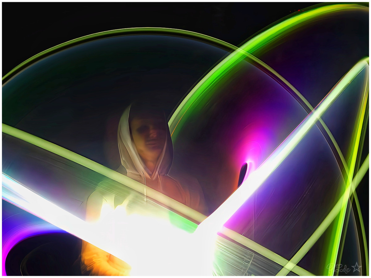 Lors de la sortie : Lightpainting au mois de Novembre 2025, et, où je suis réellement sortie de ma zone de confort et où je me suis essayée à un style de photos tout à fait innovant pour moi