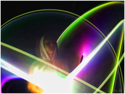 Lors de la sortie : Lightpainting au mois de Novembre 2025, et, où je suis réellement sortie de ma zone de confort et où je me suis essayée à un style de photos tout à fait innovant pour moi