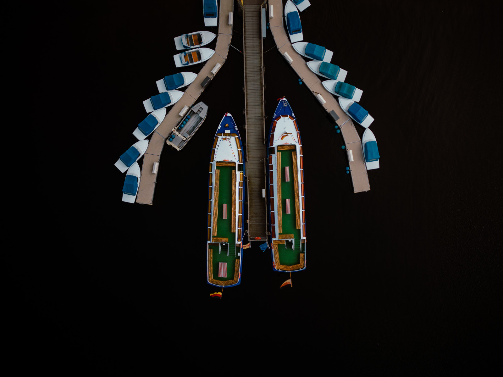 Hello tout le monde ! 
Je ne pense pas avoir vu passer sur la plateforme des photo drone, je ne sais pas si certains d'entre vous sont amateur de vue aérienne mais je me lance ! 
Photo prise lors d'une sortie au lac de Titisee en Allemagne. 
En espérant que vous vous perdrez dans le noir profond de cette eau et que vous apprécierez les couleurs vives et la symétrie des bateaux à quai !