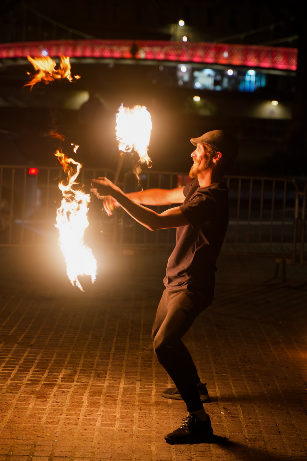 Je vous conseille la photo d'artistes du feu si vous aimez les challenges photo ! Iso bloquée à 6400 max, vitesse entre 1/50 et 1/160. Et toujours mon fidèle 28-75mm. Exposition à -1 stop je crois, pour éviter que les flammes soient trop cramées😬 ... 
Et pour info c'est une troupe qui fait des shows tous les vendredi(sauf si le temps le permet pas) à bellecour vers 21h30
