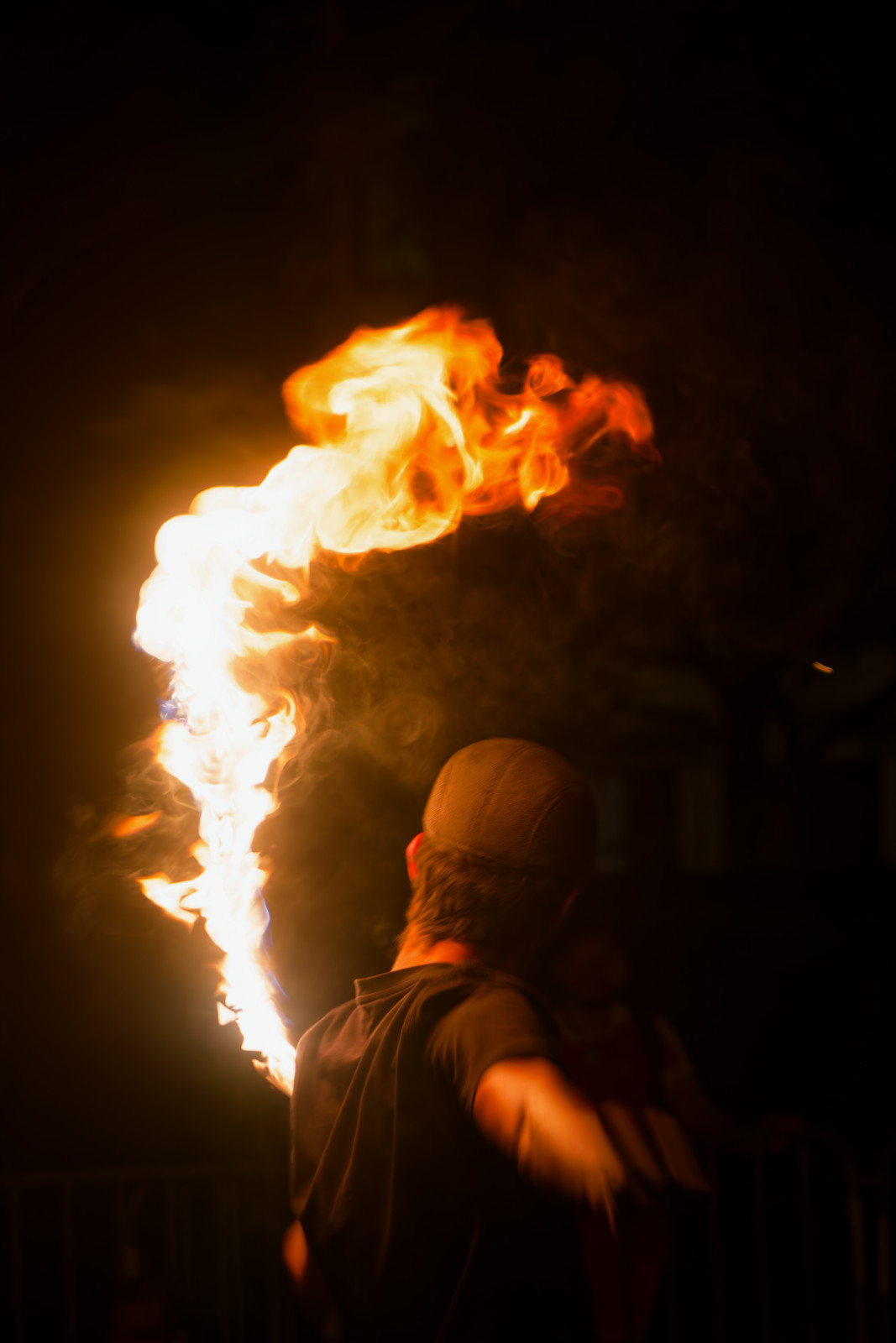 Je vous conseille la photo d'artistes du feu si vous aimez les challenges photo ! Iso bloquée à 6400 max, vitesse entre 1/50 et 1/160. Et toujours mon fidèle 28-75mm. Exposition à -1 stop je crois, pour éviter que les flammes soient trop cramées😬 ... 
Et pour info c'est une troupe qui fait des shows tous les vendredi(sauf si le temps le permet pas) à bellecour vers 21h30