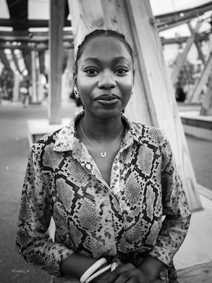 Inès s'est prêtée avec plaisir au jeu du portrait. Son visage parfait demandait un gros plan. Photo prise avec un 15mm en mode manuel.