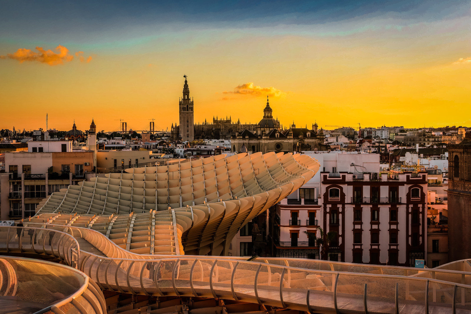 Il me semblait bien que cette sortie architecture urbaine me rappelait quelque chose… trouvé! Las Setas de Seville… (j’ai eu du mal à travailler la couleur…). Bonne soirée