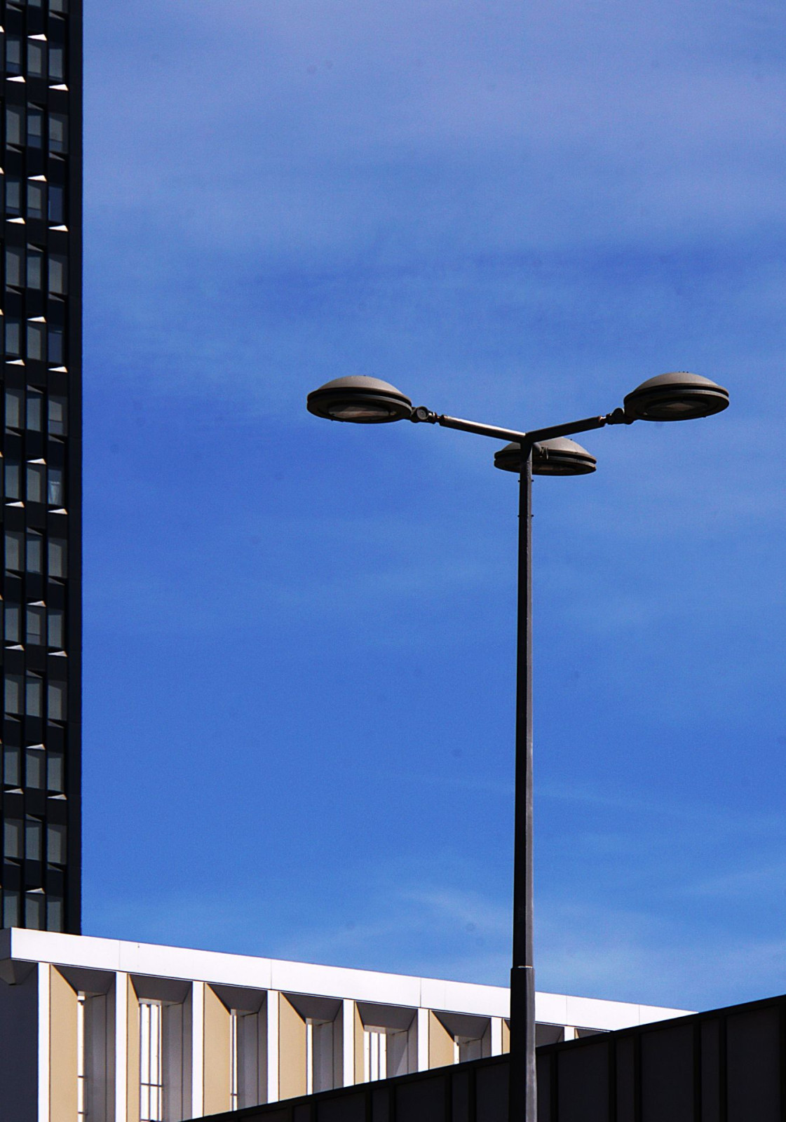 une première série des photos prises lors de la sortie architecture à la manière de Jack Fleming.  Merci @Kaito et @Joris_Dubosc . J'ai découvert le roof top du parking de Halles, une belle surprise.