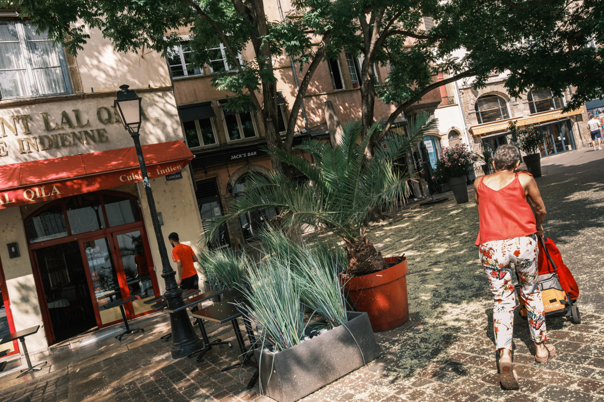 Ambiance "Rouge et Vert" lors d'une balade de street photo.

Fujifilm X-T5 et XF 18mm f/1.4 à f/8 en MEP manuelle sur l'hyperfocale.

NB : traduction de "MEP manuelle sur l'hyperfocale" pour les non initiés : Mise au point manuelle à une distance précise qui permet d'avoir la netteté de très proche à l'infini. Sur un 18mm devant un capteur APS-C à f/8 ; ça donne une MEP manuelle à environ 2m.
NB 2 : C'est très pratique en street photo au grand angle, pas besoin de se soucier de l'autofocus ^^.

Jérôme.