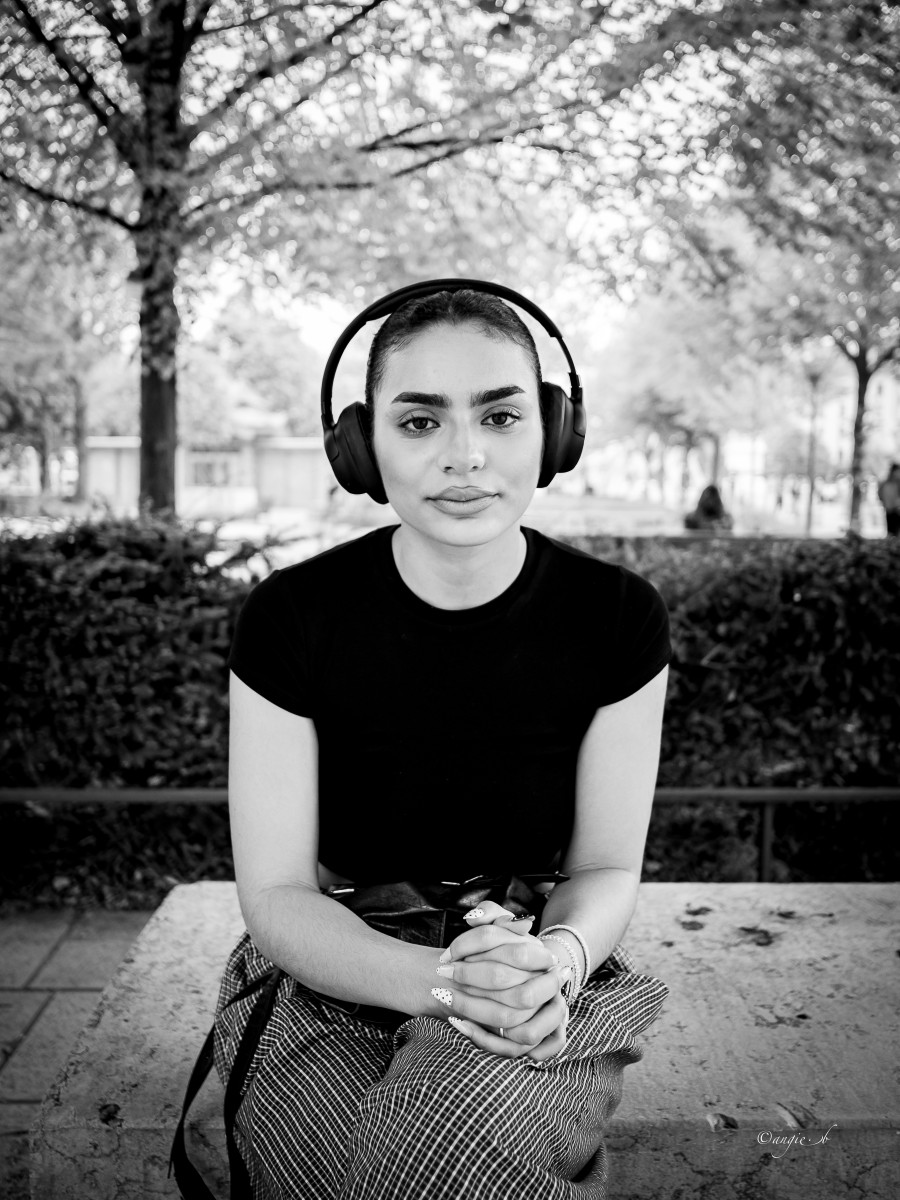 Inès s'est prêtée avec plaisir au jeu du portrait. Son visage parfait demandait un gros plan. Photo prise avec un 15mm en mode manuel.