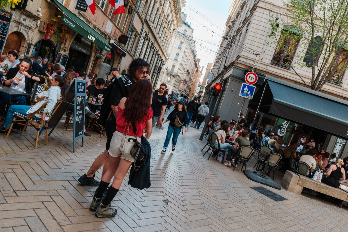 Bonjour à tous,

Balade d'architecture et de street Winograndienne et travail sur ma signature photographique.

Bon dimanche :).