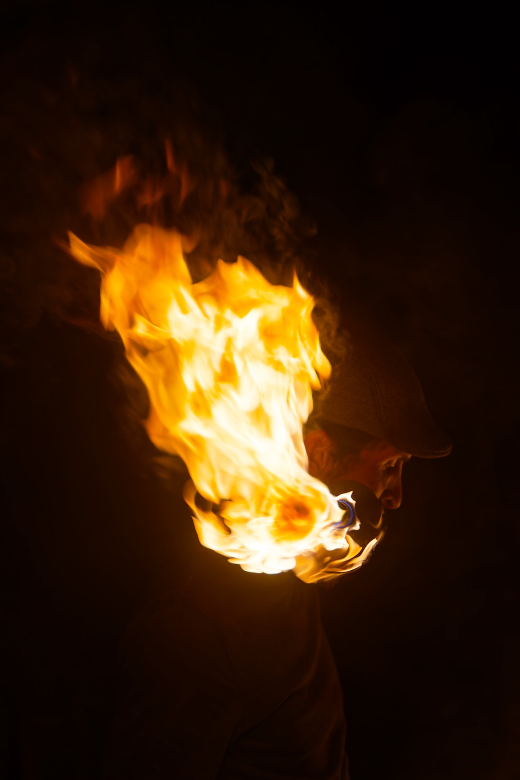 Je vous conseille la photo d'artistes du feu si vous aimez les challenges photo ! Iso bloquée à 6400 max, vitesse entre 1/50 et 1/160. Et toujours mon fidèle 28-75mm. Exposition à -1 stop je crois, pour éviter que les flammes soient trop cramées😬 ... 
Et pour info c'est une troupe qui fait des shows tous les vendredi(sauf si le temps le permet pas) à bellecour vers 21h30