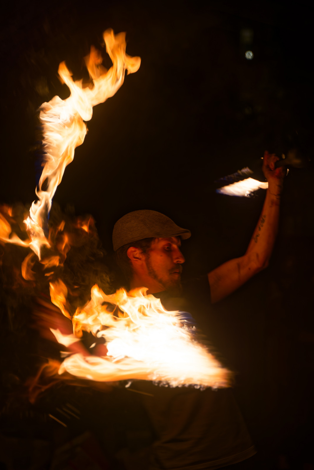 Je vous conseille la photo d'artistes du feu si vous aimez les challenges photo ! Iso bloquée à 6400 max, vitesse entre 1/50 et 1/160. Et toujours mon fidèle 28-75mm. Exposition à -1 stop je crois, pour éviter que les flammes soient trop cramées😬 ... 
Et pour info c'est une troupe qui fait des shows tous les vendredi(sauf si le temps le permet pas) à bellecour vers 21h30
