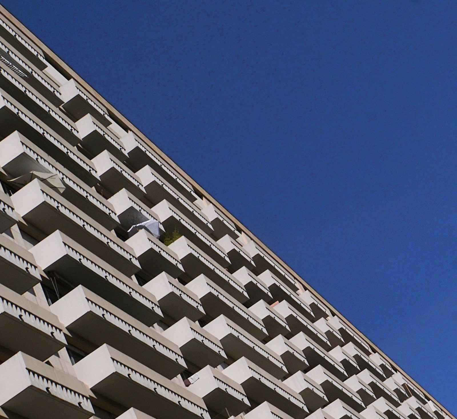 une première série des photos prises lors de la sortie architecture à la manière de Jack Fleming.  Merci @Kaito et @Joris_Dubosc . J'ai découvert le roof top du parking de Halles, une belle surprise.