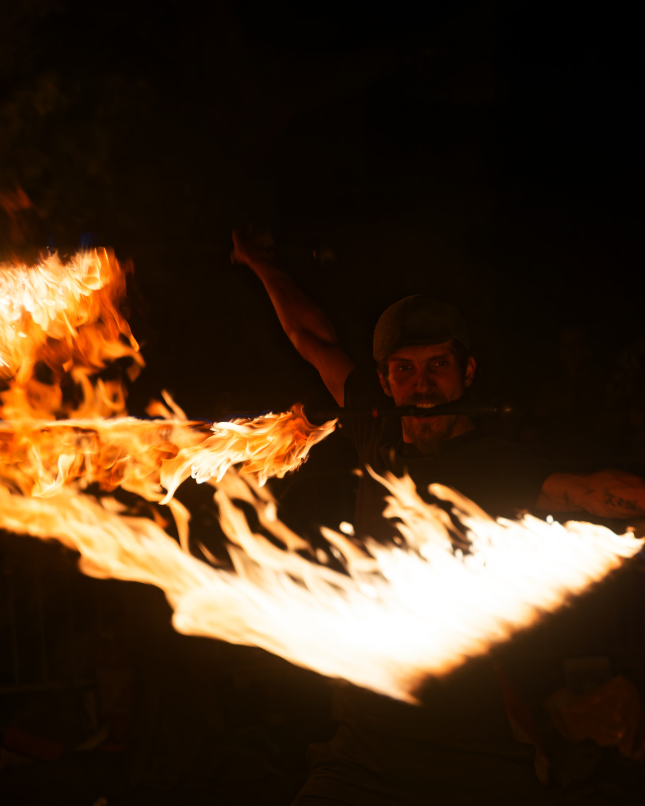 Je vous conseille la photo d'artistes du feu si vous aimez les challenges photo ! Iso bloquée à 6400 max, vitesse entre 1/50 et 1/160. Et toujours mon fidèle 28-75mm. Exposition à -1 stop je crois, pour éviter que les flammes soient trop cramées😬 ... 
Et pour info c'est une troupe qui fait des shows tous les vendredi(sauf si le temps le permet pas) à bellecour vers 21h30
