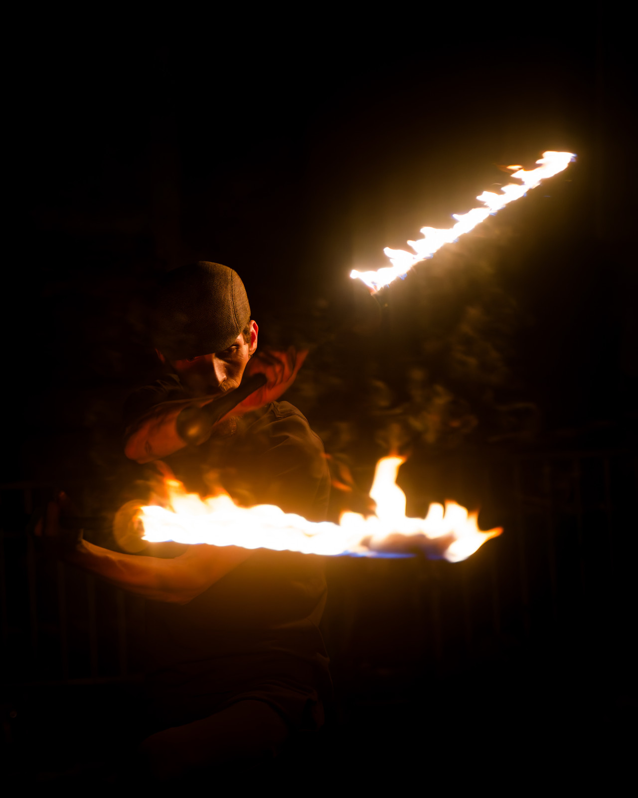 Je vous conseille la photo d'artistes du feu si vous aimez les challenges photo ! Iso bloquée à 6400 max, vitesse entre 1/50 et 1/160. Et toujours mon fidèle 28-75mm. Exposition à -1 stop je crois, pour éviter que les flammes soient trop cramées😬 ... 
Et pour info c'est une troupe qui fait des shows tous les vendredi(sauf si le temps le permet pas) à bellecour vers 21h30