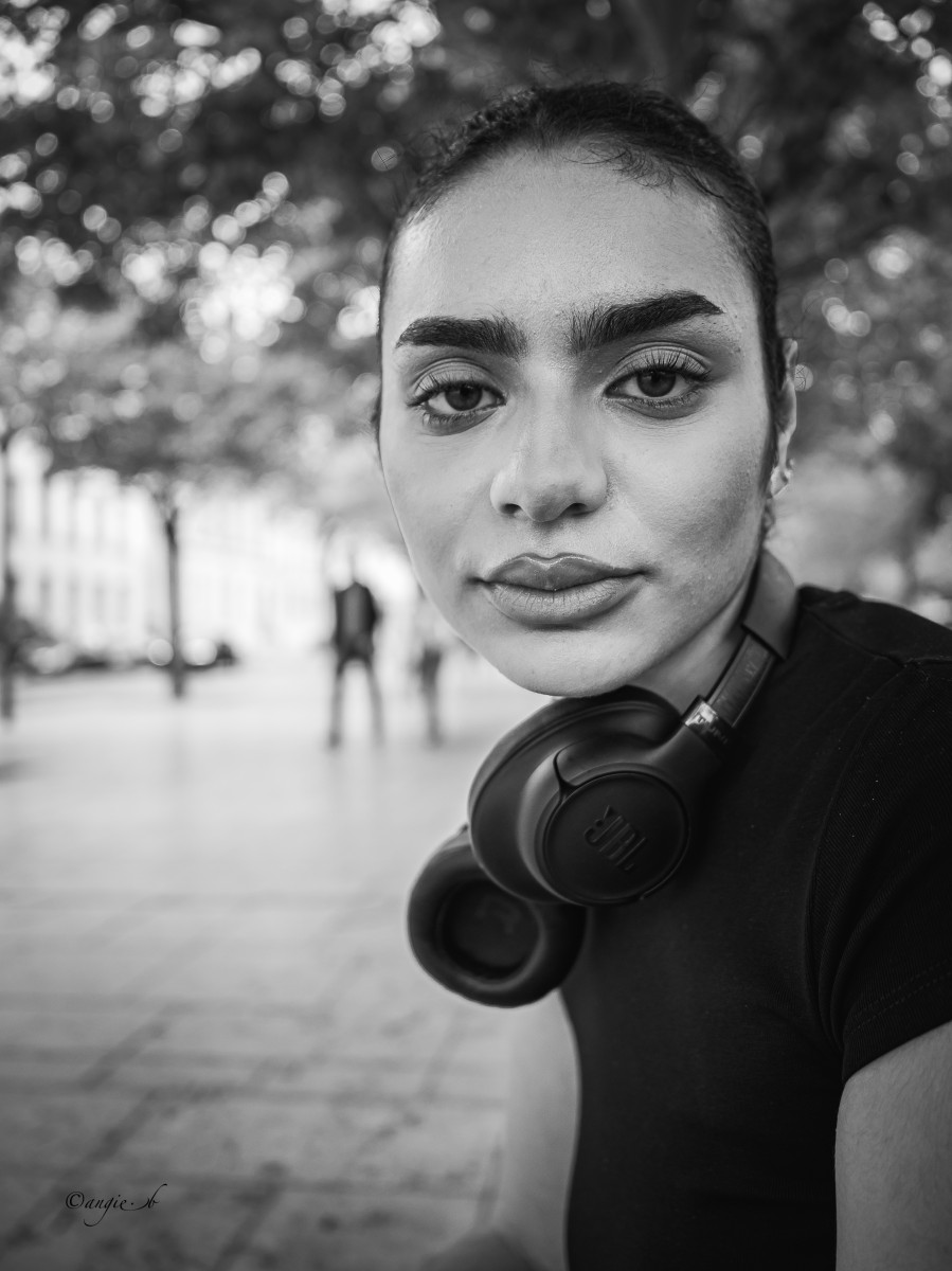 Inès s'est prêtée avec plaisir au jeu du portrait. Son visage parfait demandait un gros plan. Photo prise avec un 15mm en mode manuel.