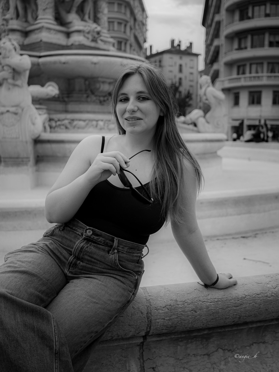 Inès s'est prêtée avec plaisir au jeu du portrait. Son visage parfait demandait un gros plan. Photo prise avec un 15mm en mode manuel.