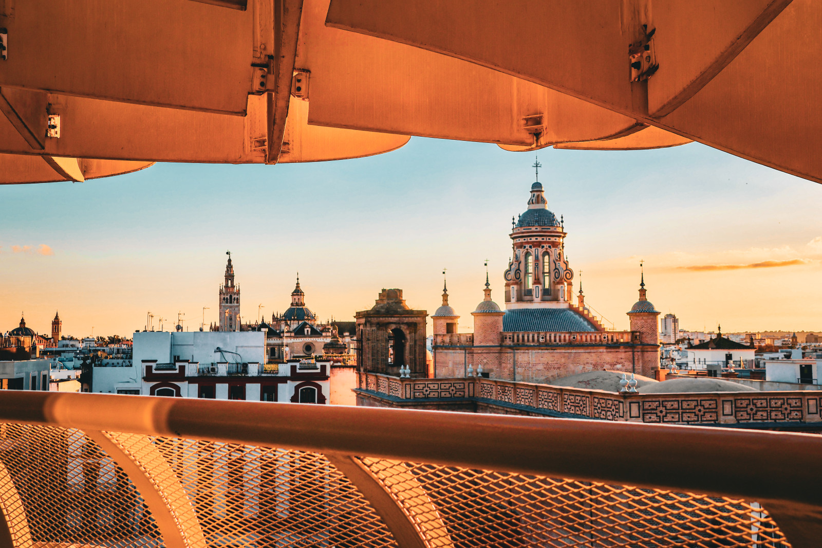 Il me semblait bien que cette sortie architecture urbaine me rappelait quelque chose… trouvé! Las Setas de Seville… (j’ai eu du mal à travailler la couleur…). Bonne soirée