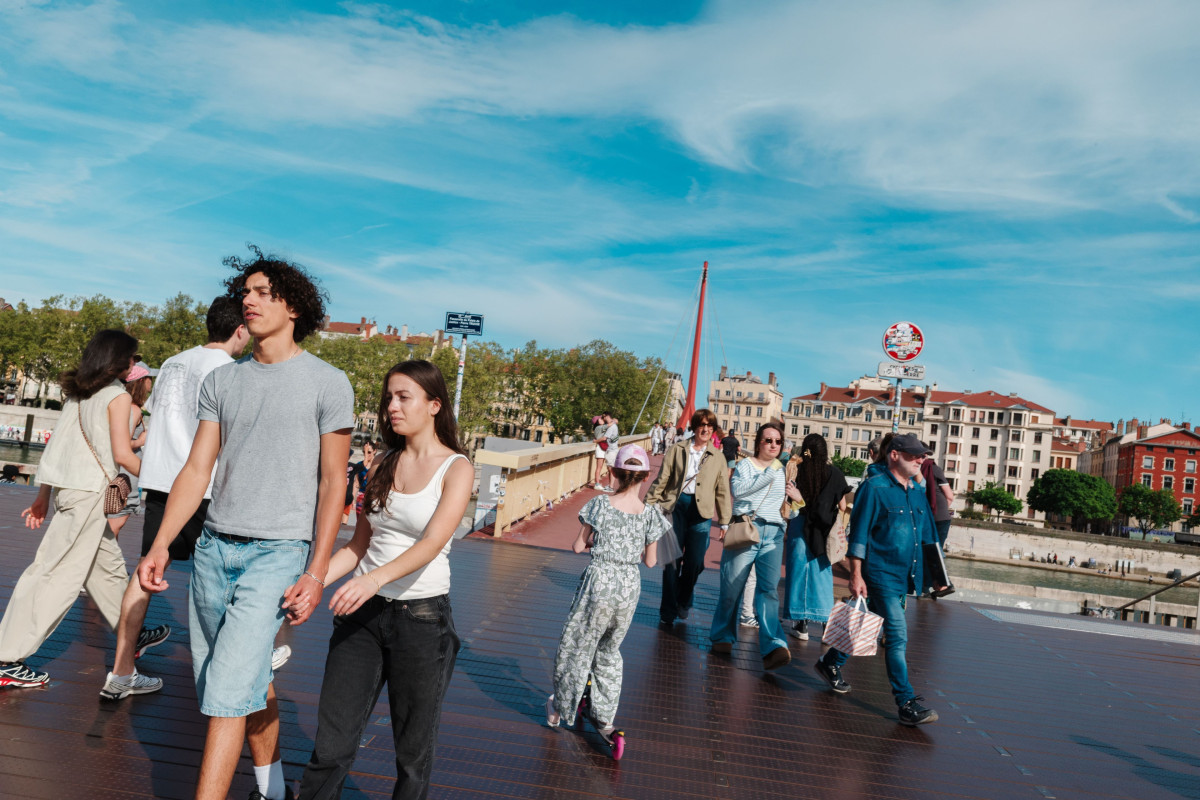 Bonjour à tous,

Balade d'architecture et de street Winograndienne et travail sur ma signature photographique.

Bon dimanche :).