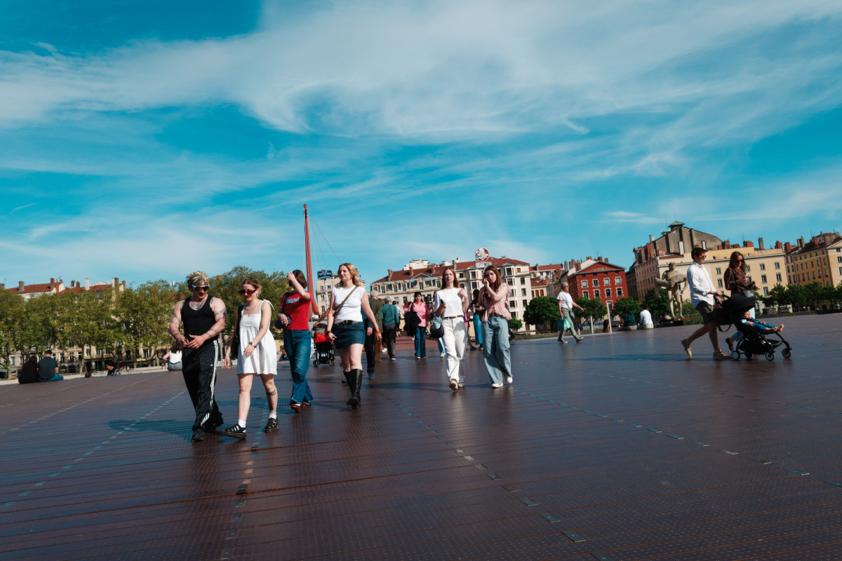 Bonjour à tous,

Balade d'architecture et de street Winograndienne et travail sur ma signature photographique.

Bon dimanche :).