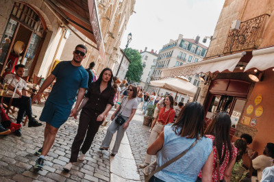 Bonjour à tous,

Balade d'architecture et de street Winograndienne et travail sur ma signature photographique.

Bon dimanche :).