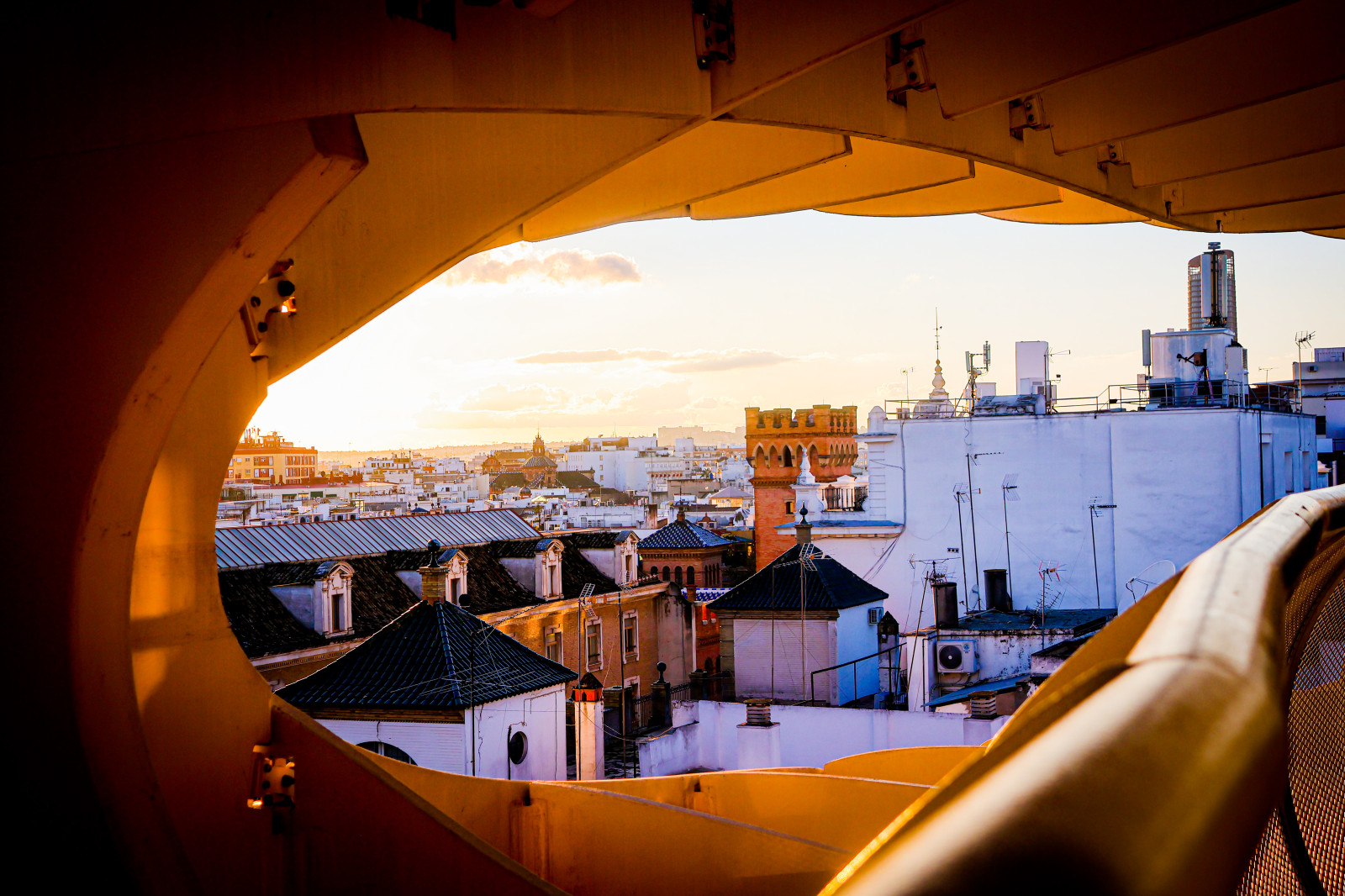 Il me semblait bien que cette sortie architecture urbaine me rappelait quelque chose… trouvé! Las Setas de Seville… (j’ai eu du mal à travailler la couleur…). Bonne soirée