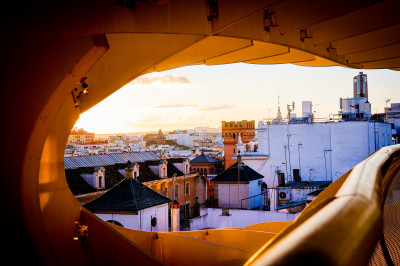 Il me semblait bien que cette sortie architecture urbaine me rappelait quelque chose… trouvé! Las Setas de Seville… (j’ai eu du mal à travailler la couleur…). Bonne soirée