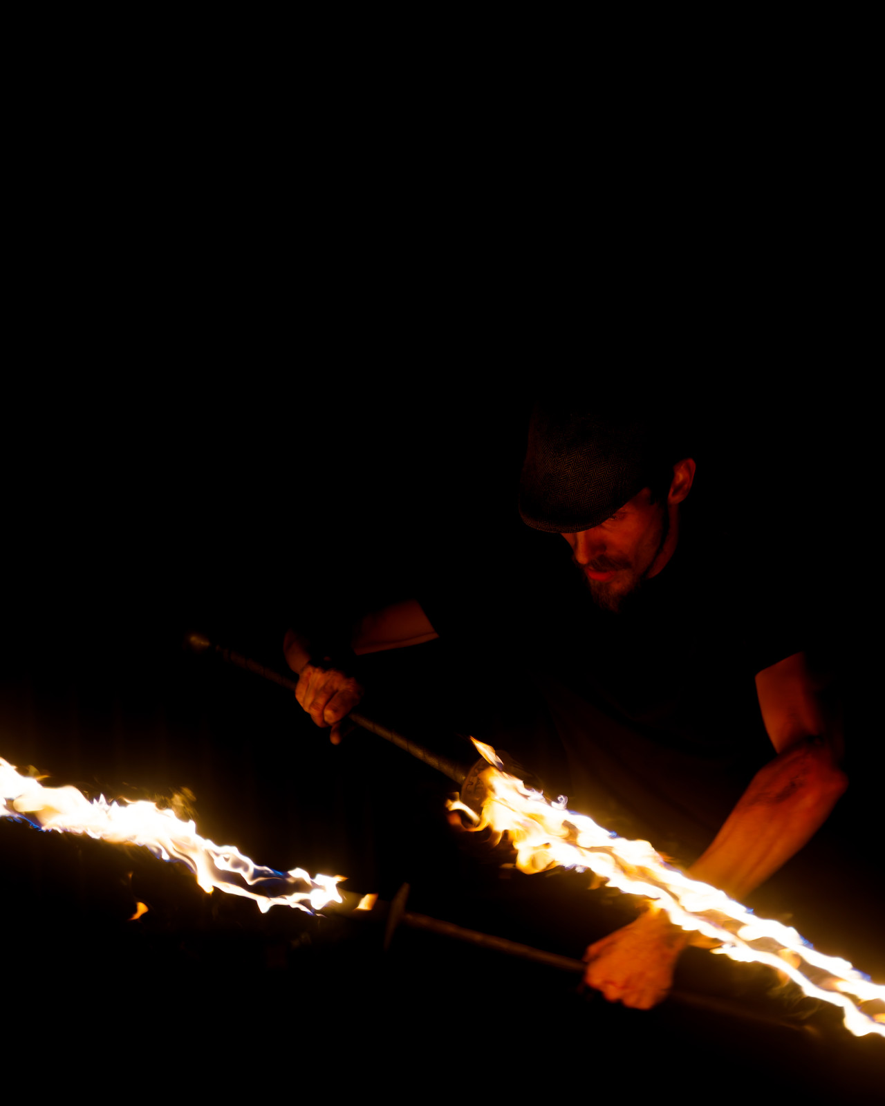Je vous conseille la photo d'artistes du feu si vous aimez les challenges photo ! Iso bloquée à 6400 max, vitesse entre 1/50 et 1/160. Et toujours mon fidèle 28-75mm. Exposition à -1 stop je crois, pour éviter que les flammes soient trop cramées😬 ... 
Et pour info c'est une troupe qui fait des shows tous les vendredi(sauf si le temps le permet pas) à bellecour vers 21h30