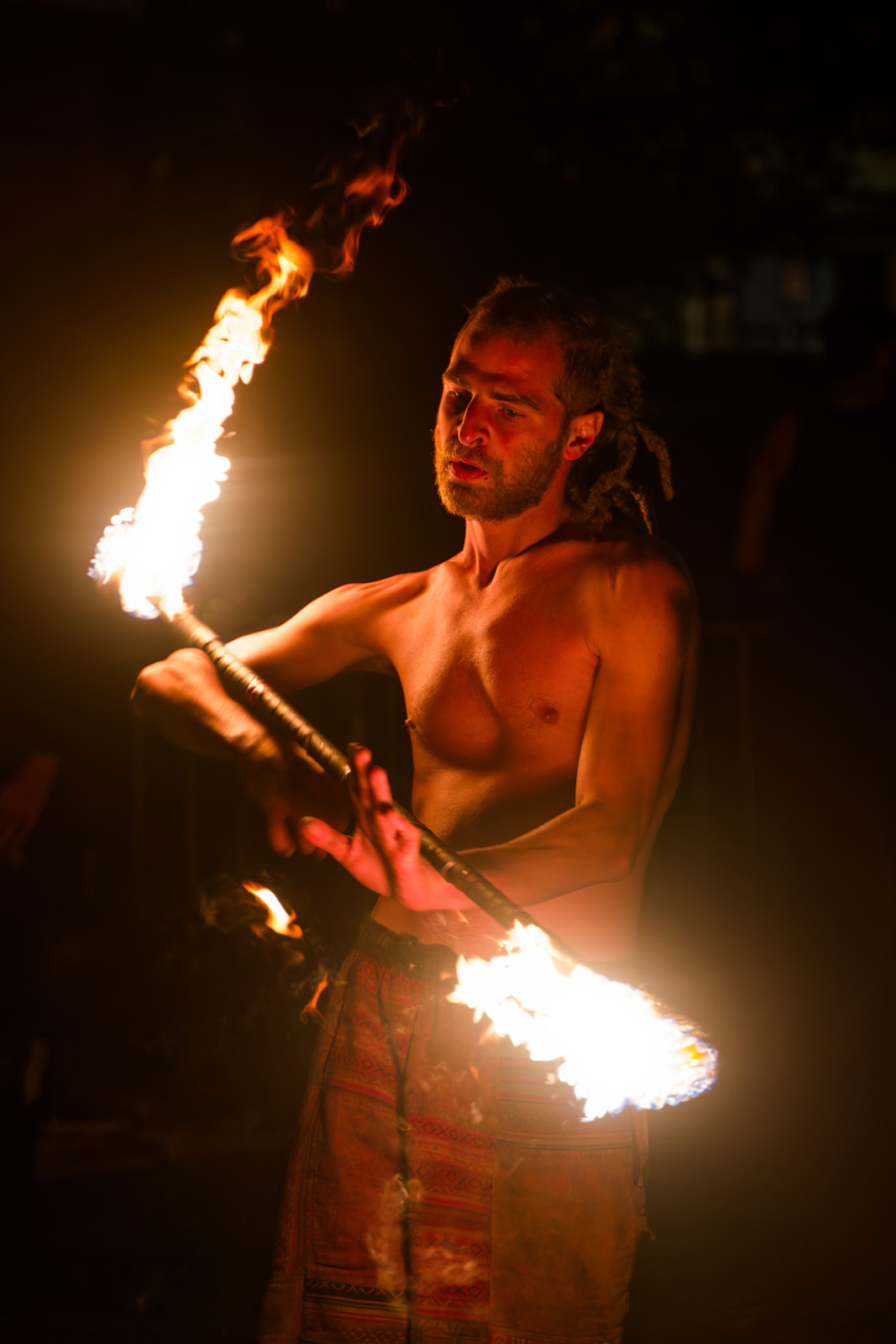 Je vous conseille la photo d'artistes du feu si vous aimez les challenges photo ! Iso bloquée à 6400 max, vitesse entre 1/50 et 1/160. Et toujours mon fidèle 28-75mm. Exposition à -1 stop je crois, pour éviter que les flammes soient trop cramées😬 ... 
Et pour info c'est une troupe qui fait des shows tous les vendredi(sauf si le temps le permet pas) à bellecour vers 21h30