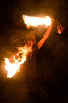 Je vous conseille la photo d'artistes du feu si vous aimez les challenges photo ! Iso bloquée à 6400 max, vitesse entre 1/50 et 1/160. Et toujours mon fidèle 28-75mm. Exposition à -1 stop je crois, pour éviter que les flammes soient trop cramées😬 ... 
Et pour info c'est une troupe qui fait des shows tous les vendredi(sauf si le temps le permet pas) à bellecour vers 21h30
