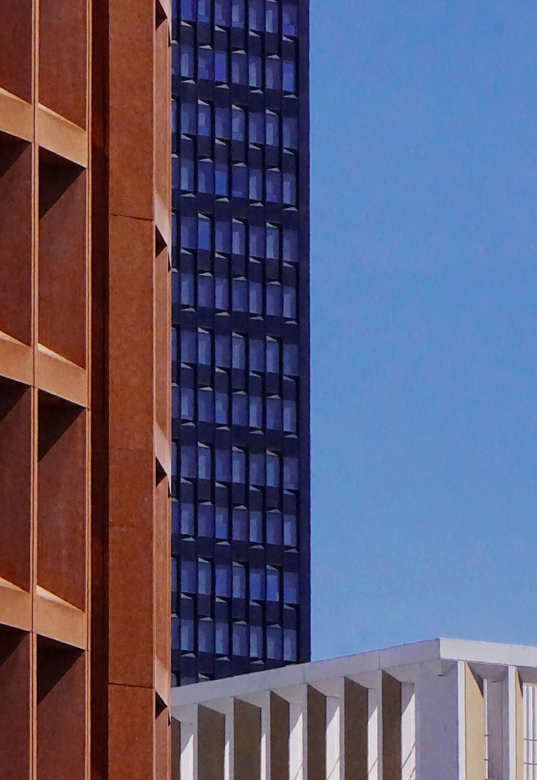 une première série des photos prises lors de la sortie architecture à la manière de Jack Fleming.  Merci @Kaito et @Joris_Dubosc . J'ai découvert le roof top du parking de Halles, une belle surprise.