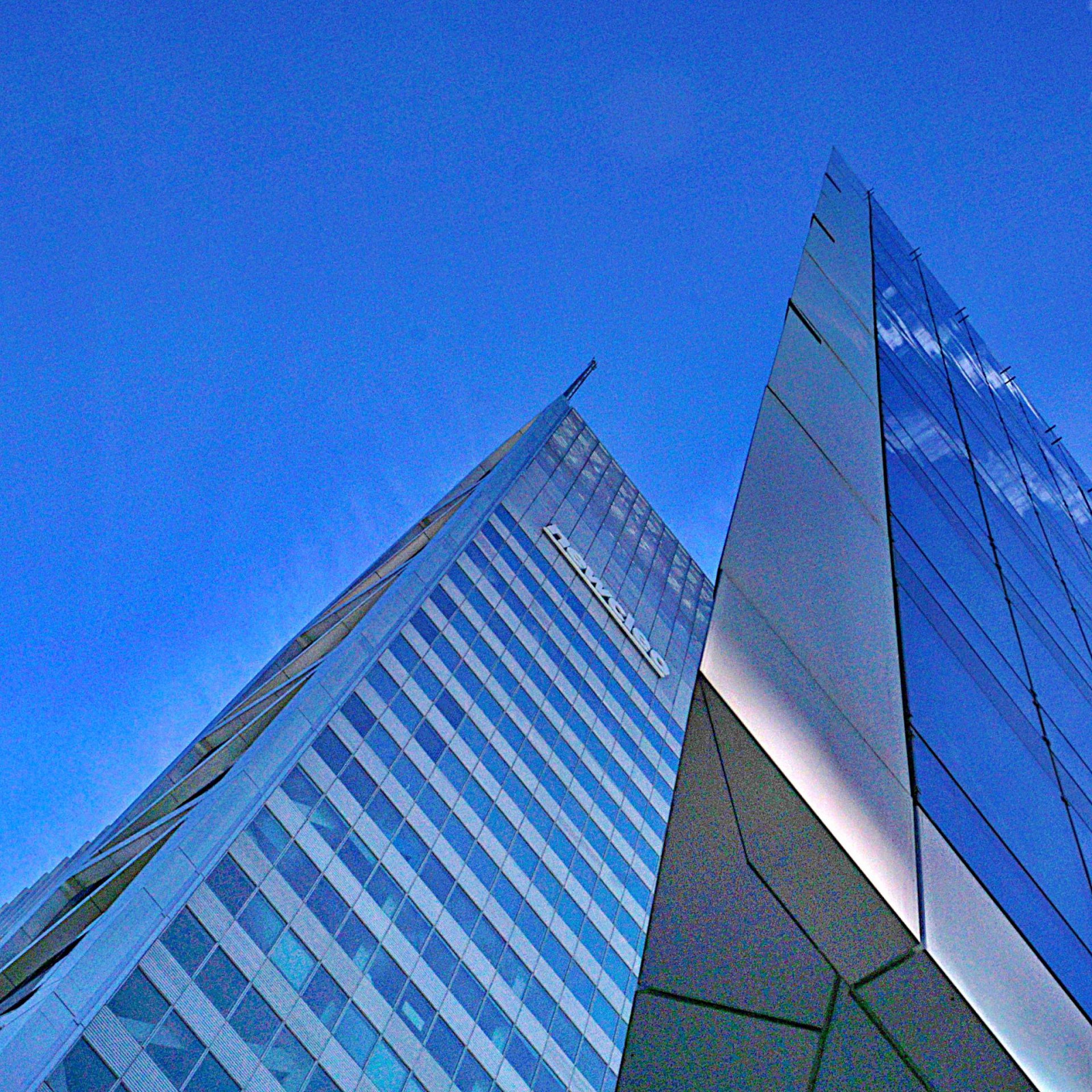 une première série des photos prises lors de la sortie architecture à la manière de Jack Fleming.  Merci @Kaito et @Joris_Dubosc . J'ai découvert le roof top du parking de Halles, une belle surprise.