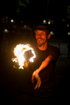 Je vous conseille la photo d'artistes du feu si vous aimez les challenges photo ! Iso bloquée à 6400 max, vitesse entre 1/50 et 1/160. Et toujours mon fidèle 28-75mm. Exposition à -1 stop je crois, pour éviter que les flammes soient trop cramées😬 ... 
Et pour info c'est une troupe qui fait des shows tous les vendredi(sauf si le temps le permet pas) à bellecour vers 21h30