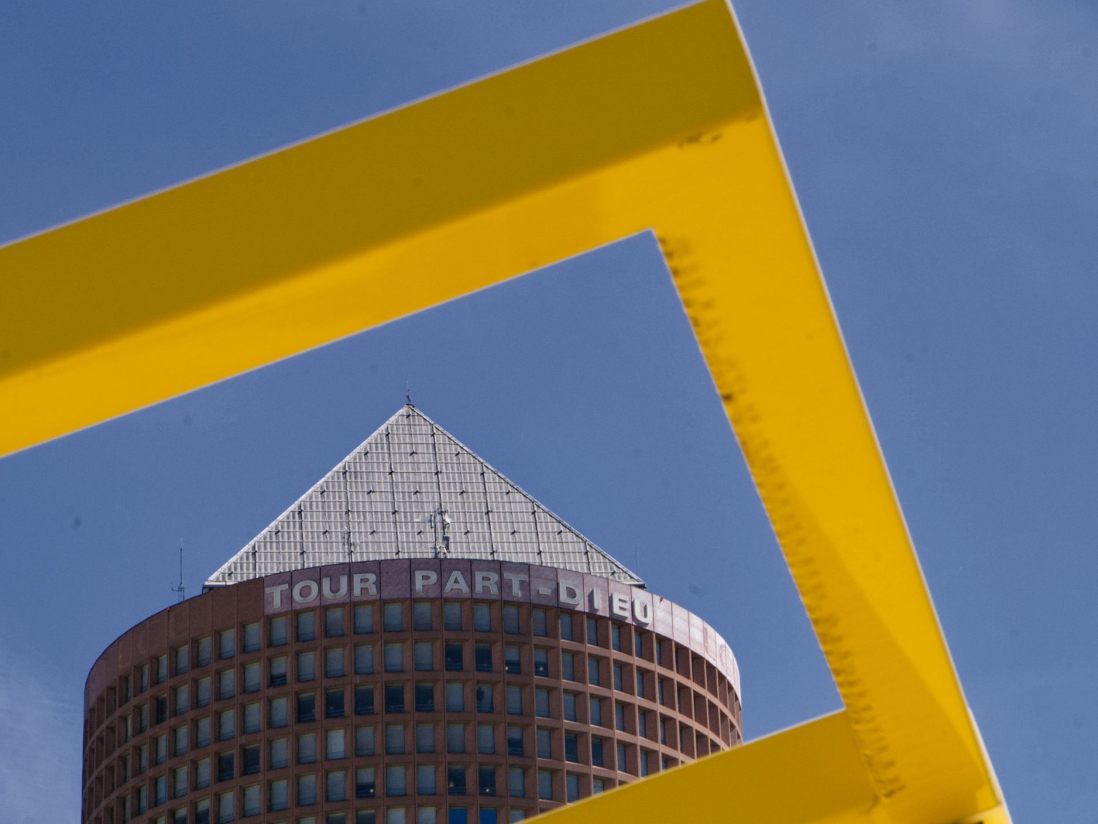 une première série des photos prises lors de la sortie architecture à la manière de Jack Fleming.  Merci @Kaito et @Joris_Dubosc . J'ai découvert le roof top du parking de Halles, une belle surprise.