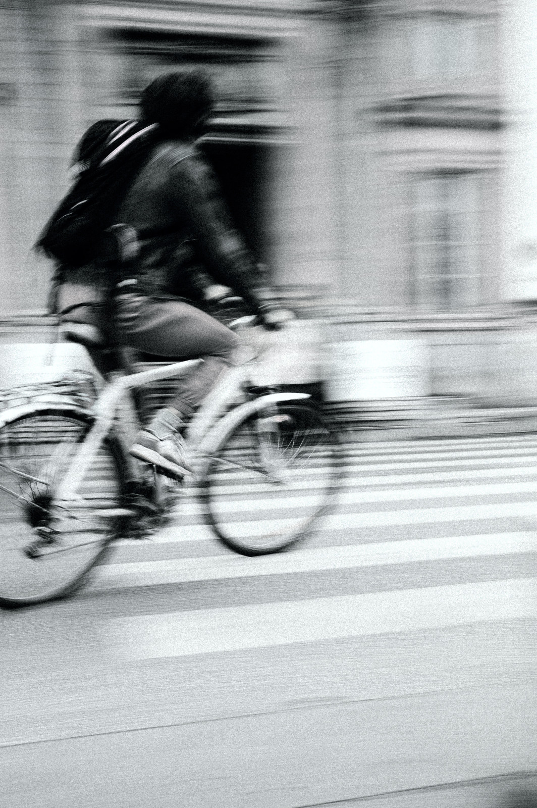 Merci à tous les participants de la sortie "Street photo chasseur/pêcheur" ! 

J'ai passé un super moment avec vous 📸

Voici ma série en mode chasseur de cyclistes, j'ai décidé d'inclure intentionnellement du mouvement dans mes images pour représenter cette approche active de la street photo. 

Hâte de voir vos réalisations !