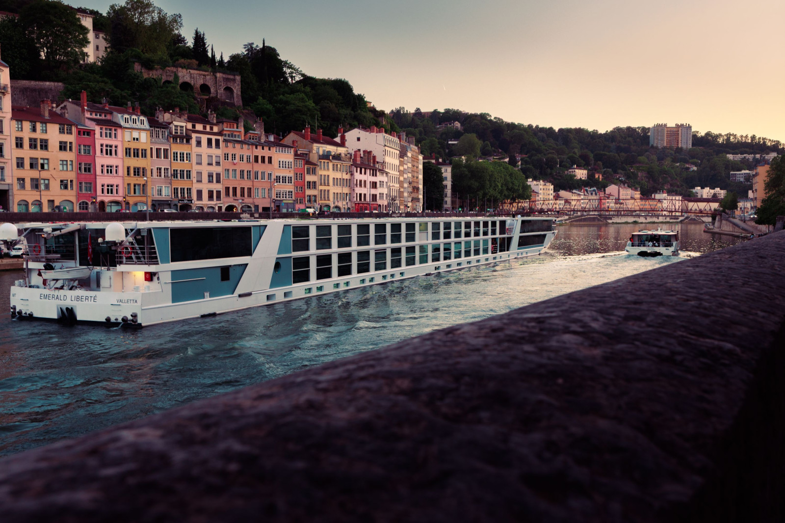 Heure bleue, la Saône —
des bateaux fendent l’eau claire
Lyon devient silence