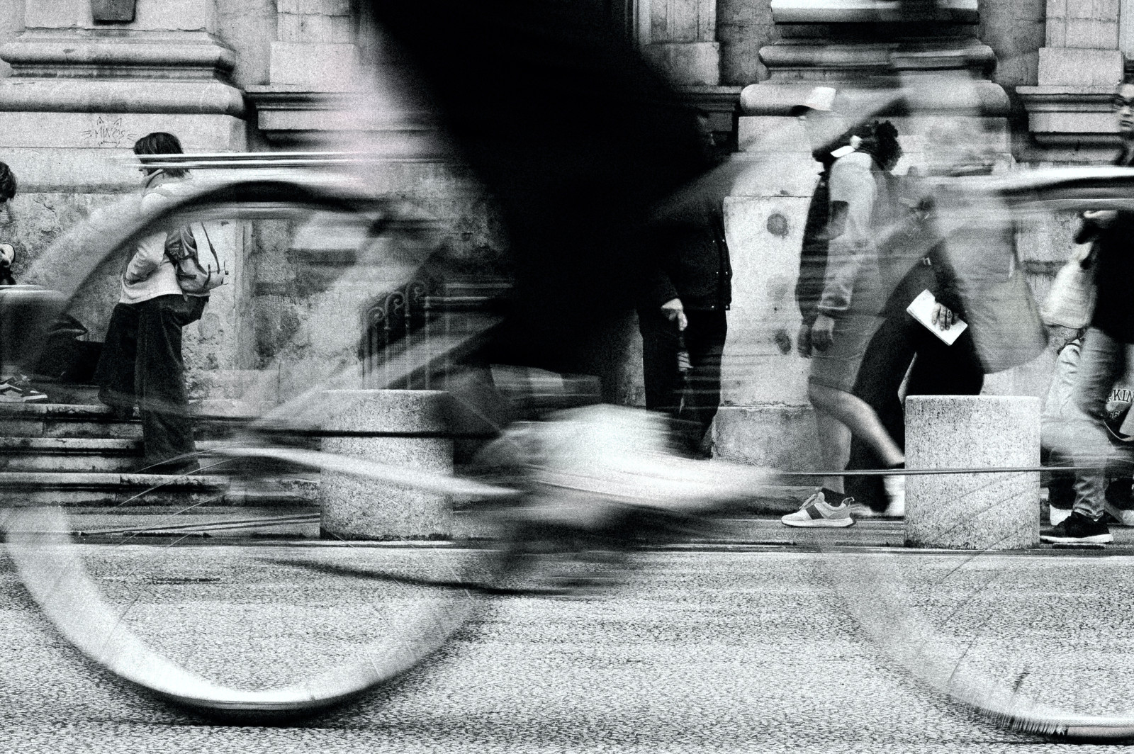 Merci à tous les participants de la sortie "Street photo chasseur/pêcheur" ! 

J'ai passé un super moment avec vous 📸

Voici ma série en mode chasseur de cyclistes, j'ai décidé d'inclure intentionnellement du mouvement dans mes images pour représenter cette approche active de la street photo. 

Hâte de voir vos réalisations !