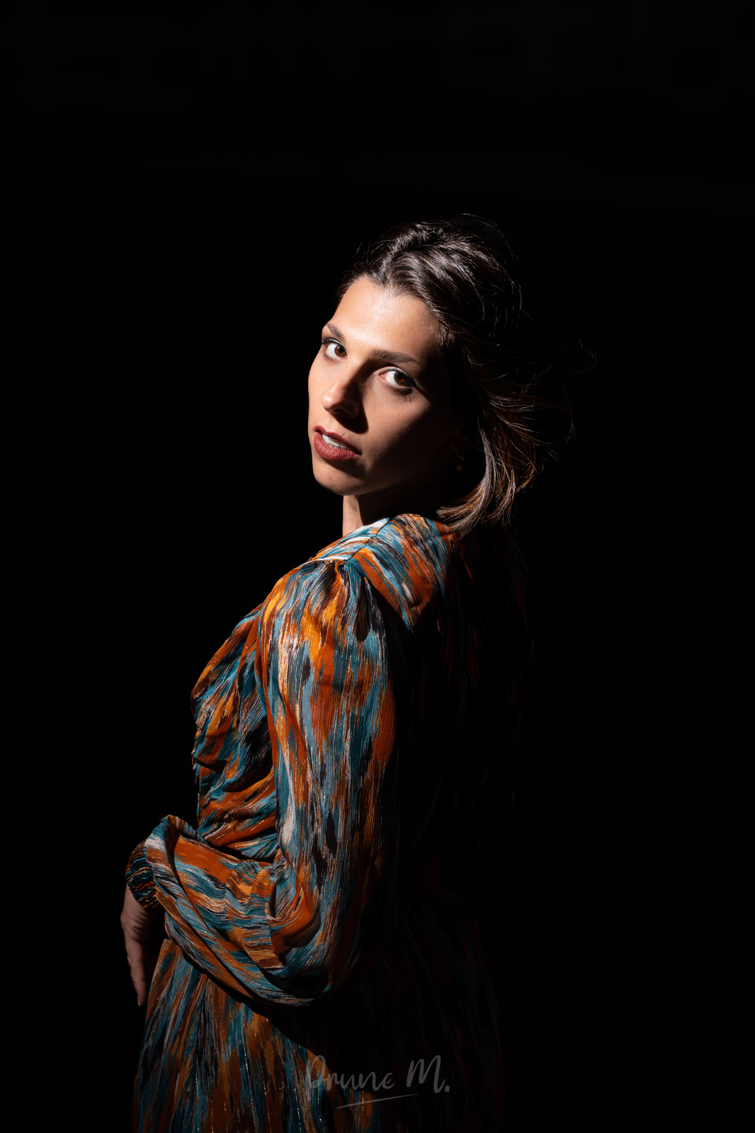 Dernière série avec @beny.model - merci encore pour tes superbes poses 💁‍♀️

(J'ai pris le parti de pousser à fond la sous exposition de l'arrière plan pour rappeler les portraits en studio, mais... des fois j'aime bien et des fois j'aime pas xD)