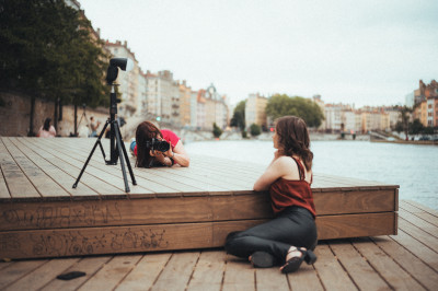 Merci à tous les participants et modèles du cours « Apprivoiser l'éclairage Rembrandt ». 😁
J'espère que vous repartez avec les notions nécessaires pour créer vos propres portraits dans cette approche ! 📸