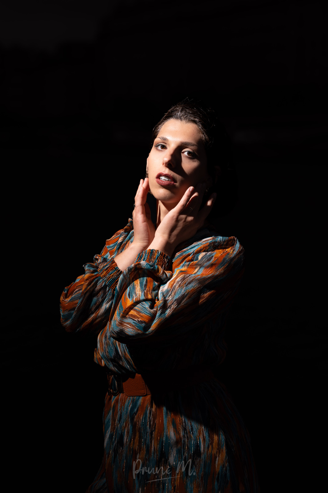 Dernière série avec @beny.model - merci encore pour tes superbes poses 💁‍♀️

(J'ai pris le parti de pousser à fond la sous exposition de l'arrière plan pour rappeler les portraits en studio, mais... des fois j'aime bien et des fois j'aime pas xD)