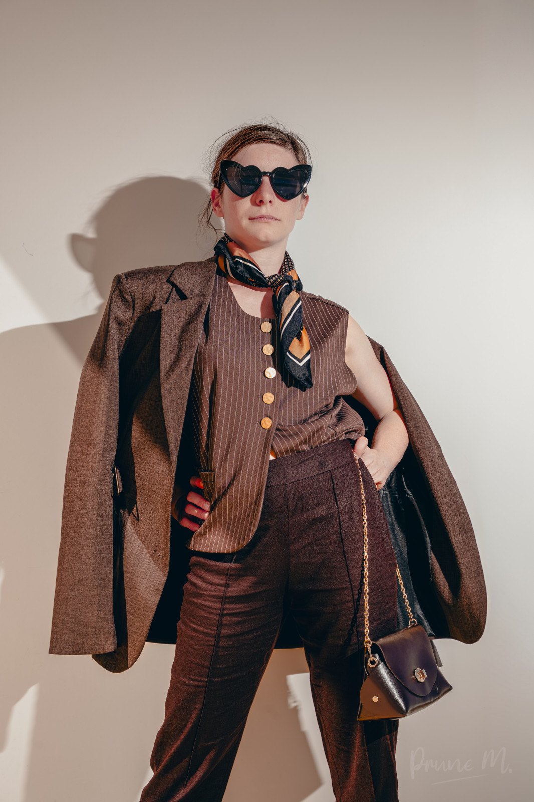 @anaisdelh@aol.fr avec sa belle tenue rétro 🥰 Plutôt en accord avec les immeubles du quartier !
