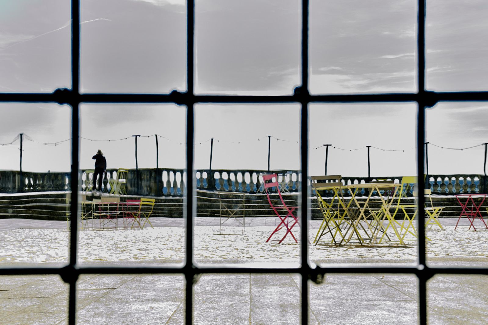 Toujours au château, quelques tables et chaises de couleur