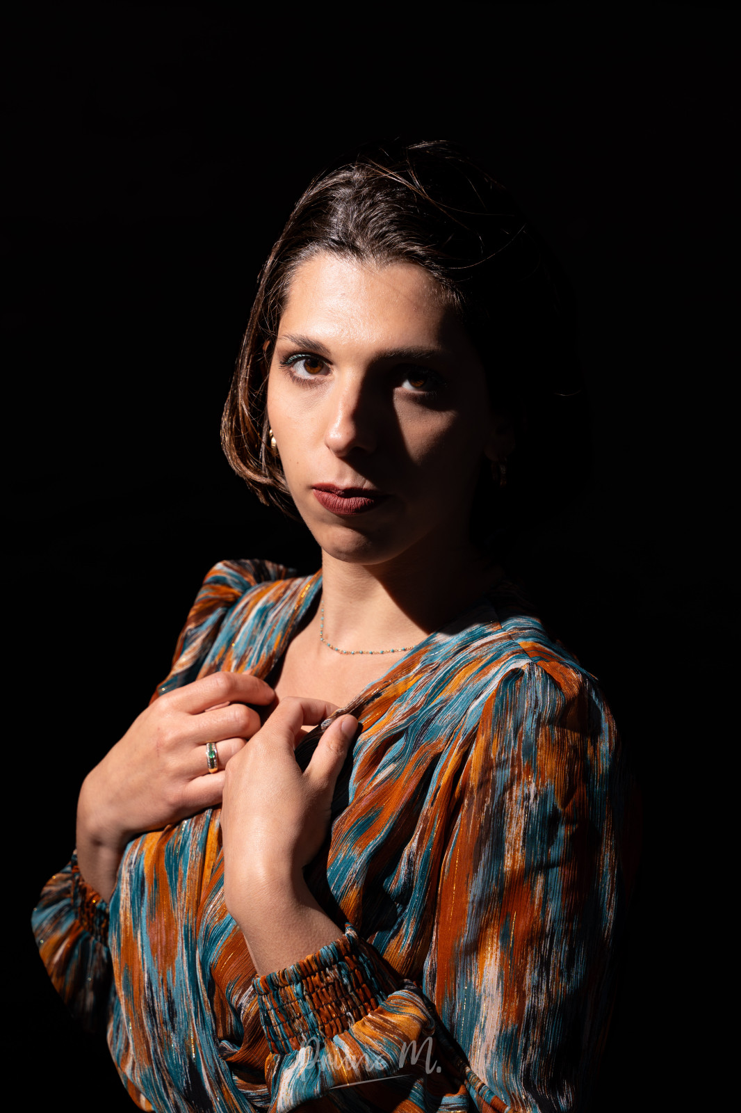 Dernière série avec @beny.model - merci encore pour tes superbes poses 💁‍♀️

(J'ai pris le parti de pousser à fond la sous exposition de l'arrière plan pour rappeler les portraits en studio, mais... des fois j'aime bien et des fois j'aime pas xD)