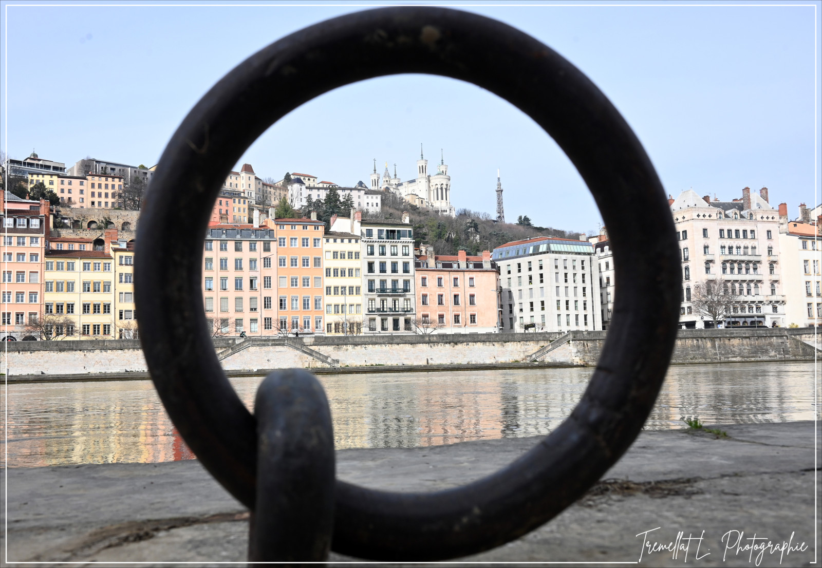 Depuis le quai Tilsitt, Lyon se laisse admirer… Fourvière dans le cadre, la Saône en miroir.