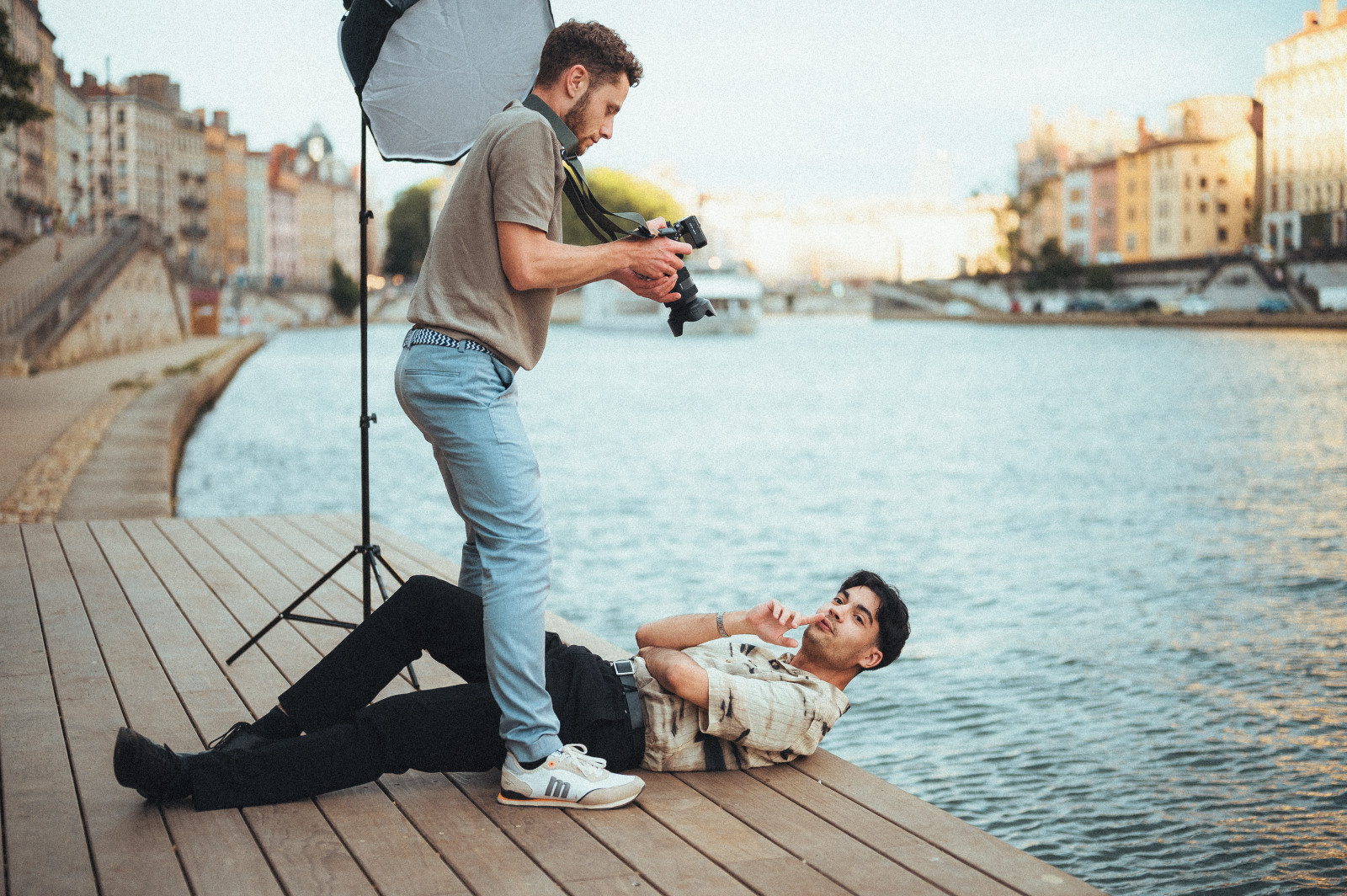 Merci à tous les participants et modèles du cours « Apprivoiser l'éclairage Rembrandt ». 😁
J'espère que vous repartez avec les notions nécessaires pour créer vos propres portraits dans cette approche ! 📸