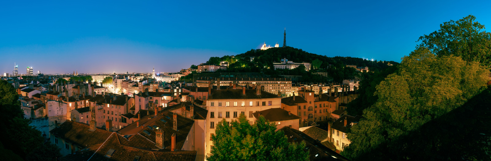 Bonjour, un 1er retour de l'atelier Panorama HDR, nous sommes dans les superlatifs, 18 puis 46 raw à assembler, des dng de 60 à 100MB et des pano de 20 000 * 5000 pixels. Sans oublier le PC qui monte à 50GB de RAM et le processeur à 100% pour le développement !!!
PS : j'ai volontairement réduit la résolution des jpg en sortie pour l'upload sur LSP.

Merci pour cette belle soirée à Kaito, Clémence et Philippe.