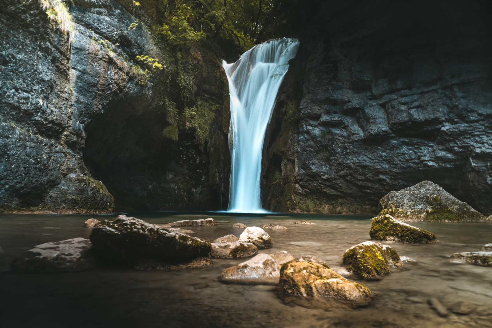 📸 Cascade de la Brive - Ain 
Spot accessible via un itinéraire d'environ 10km et 400m de dénivelé,  à seulement 1h15 de Lyon !