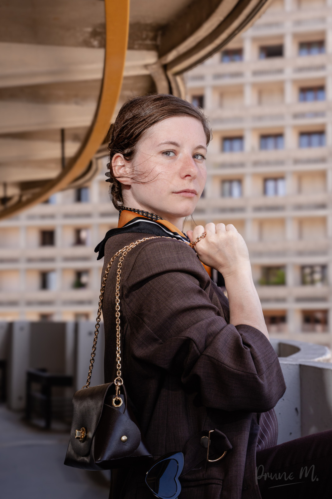 @anaisdelh@aol.fr avec sa belle tenue rétro 🥰 Plutôt en accord avec les immeubles du quartier !