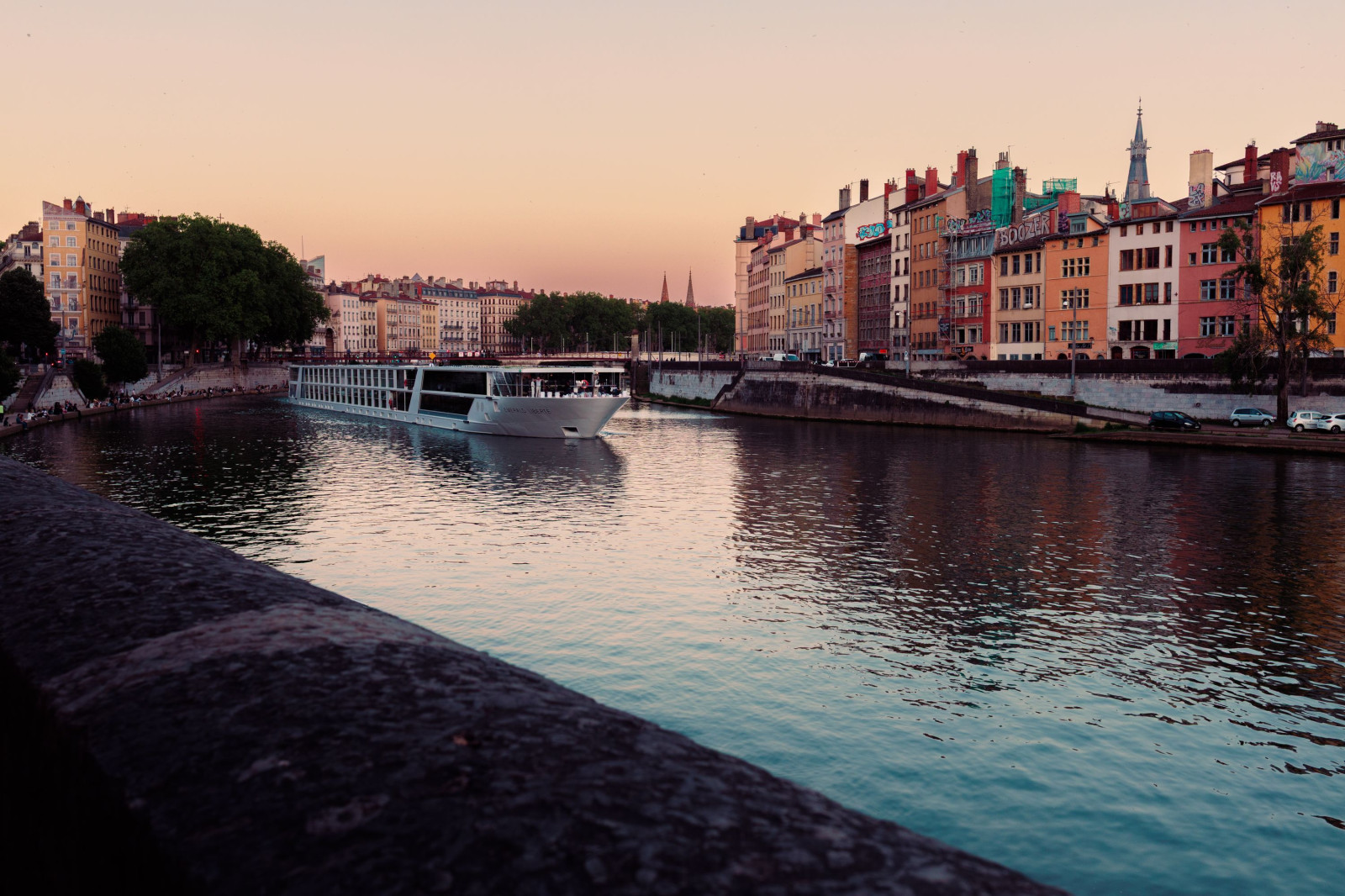 Heure bleue, la Saône —
des bateaux fendent l’eau claire
Lyon devient silence