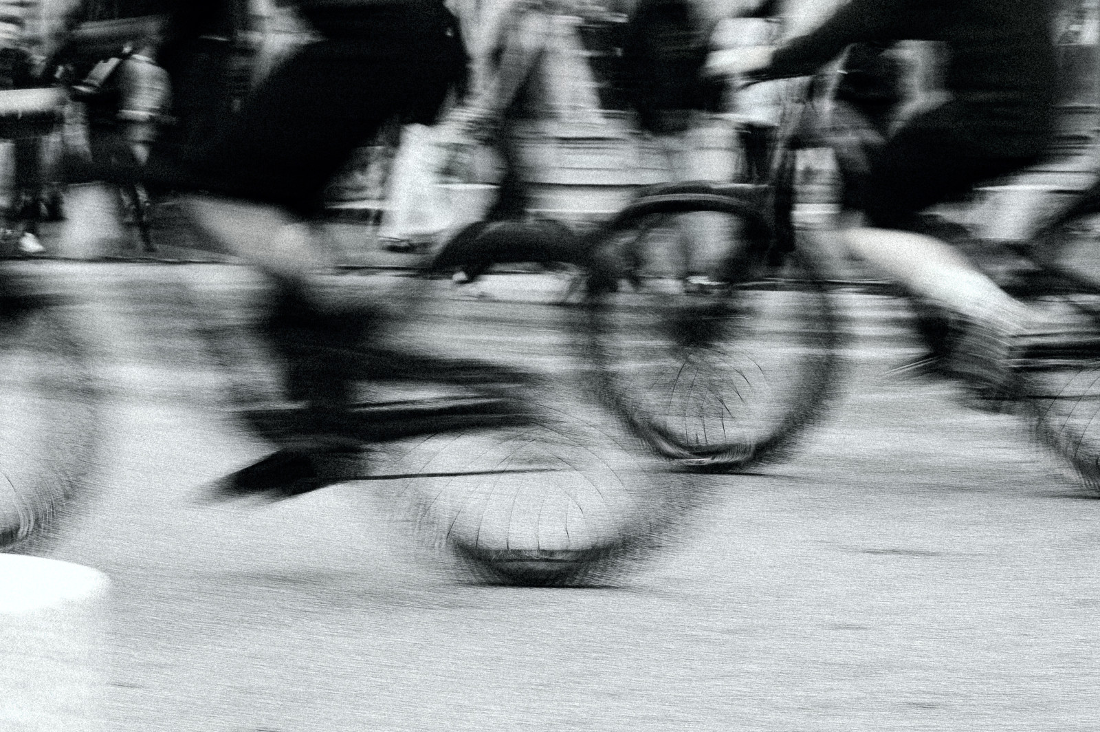 Merci à tous les participants de la sortie "Street photo chasseur/pêcheur" ! 

J'ai passé un super moment avec vous 📸

Voici ma série en mode chasseur de cyclistes, j'ai décidé d'inclure intentionnellement du mouvement dans mes images pour représenter cette approche active de la street photo. 

Hâte de voir vos réalisations !
