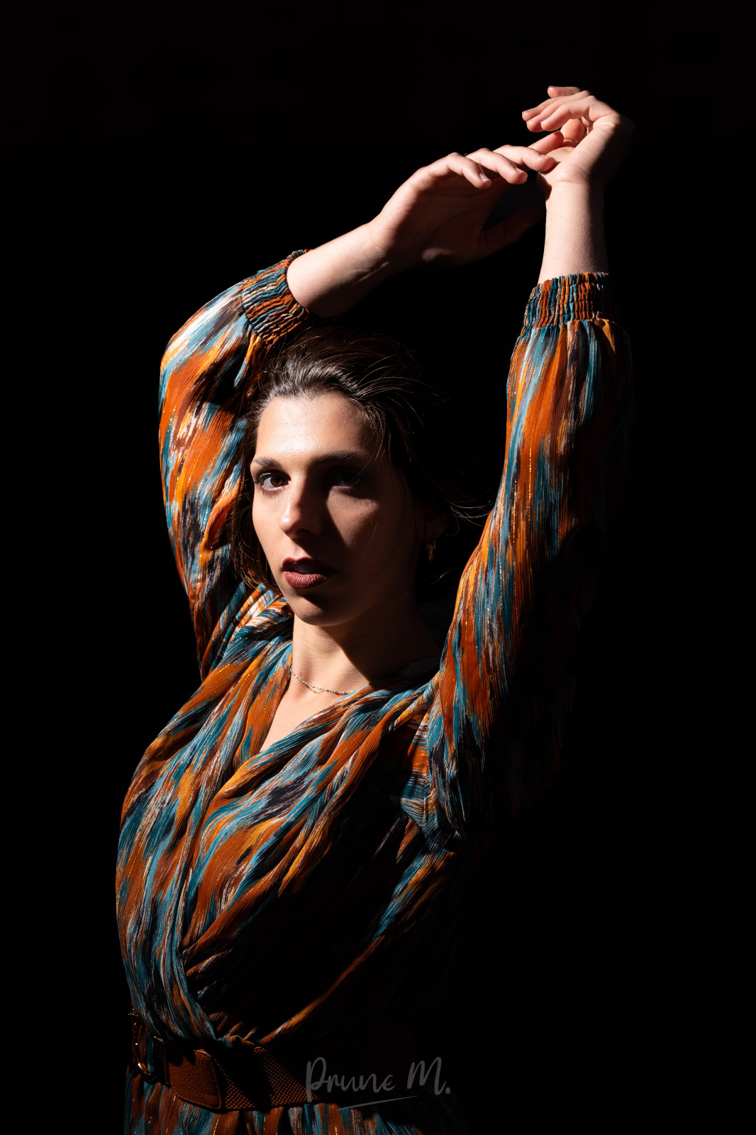 Dernière série avec @beny.model - merci encore pour tes superbes poses 💁‍♀️

(J'ai pris le parti de pousser à fond la sous exposition de l'arrière plan pour rappeler les portraits en studio, mais... des fois j'aime bien et des fois j'aime pas xD)