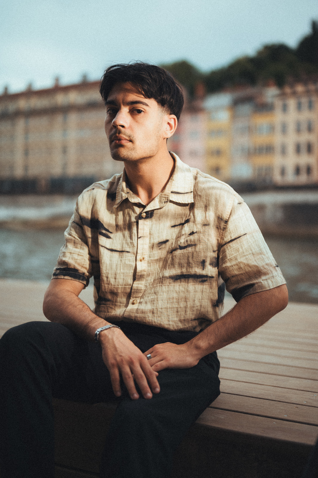 Merci à tous les participants et modèles du cours « Apprivoiser l'éclairage Rembrandt ». 😁
J'espère que vous repartez avec les notions nécessaires pour créer vos propres portraits dans cette approche ! 📸