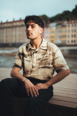 Merci à tous les participants et modèles du cours « Apprivoiser l'éclairage Rembrandt ». 😁
J'espère que vous repartez avec les notions nécessaires pour créer vos propres portraits dans cette approche ! 📸